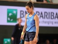 Loïs Boisson tête basse sur le Philippe-Chatrier ce jeudi après-midi.