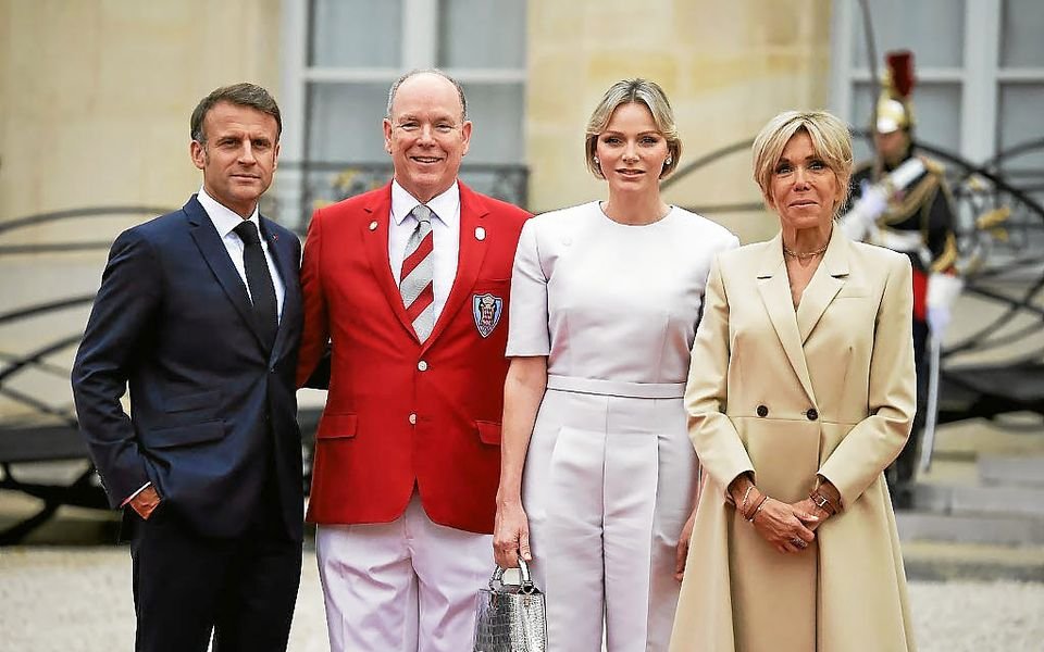 Le couple présidentiel français accompagné d’Albert II de Monaco et de Charlène, le couple princier de Monaco.