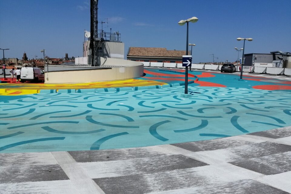 Fresque monumentale sur le toit du parking des Carmes à Toulouse