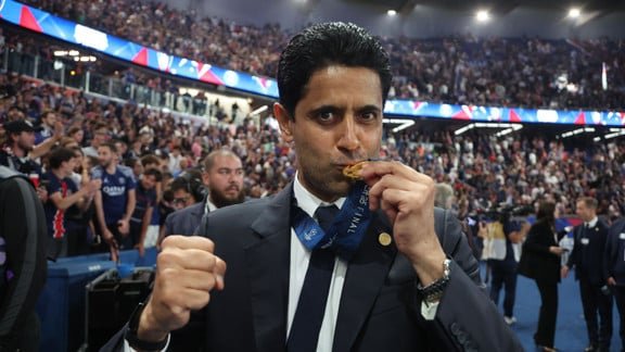 Nasser Al-Khelaïfi avec le trophée de la Ligue des Champions au Qatar
