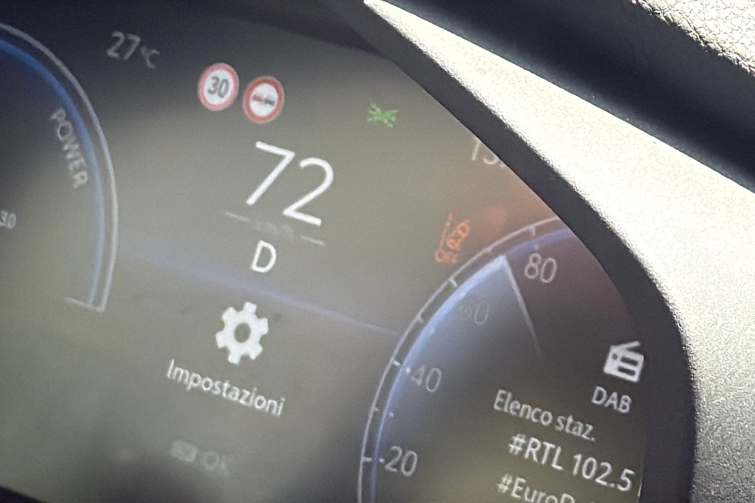 Une voiture d’assistance Shimano lors du Giro 2025