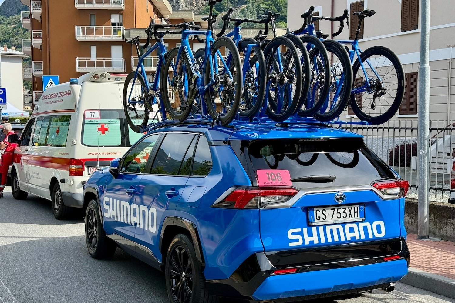 Les véhicules d’assistance Shimano lors du Giro 2025