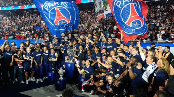 Nuno Mendes avec le trophée de la Ligue des Nations après la victoire du Portugal