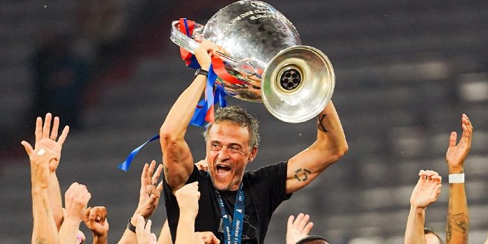 Luis Enrique chantant avec des rugbymen en Catalogne