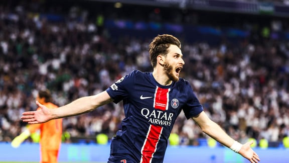 Kvaratskhelia célèbre son but avec le PSG lors de la finale de la Ligue des champions