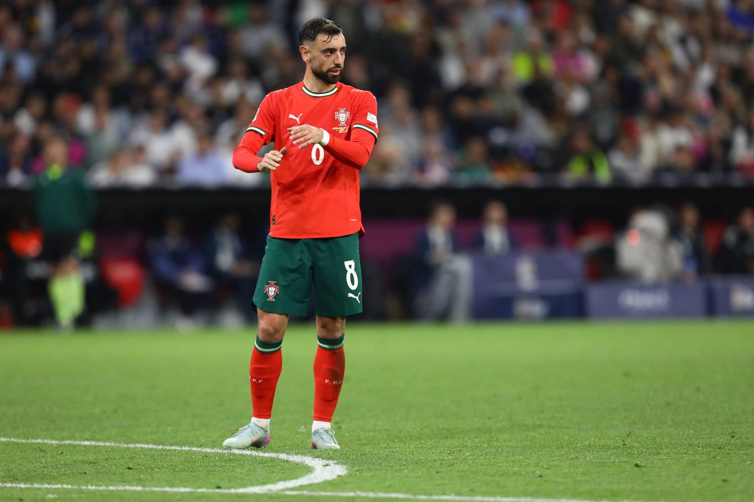 Bruno Fernandes aidant un passager lors d’un vol vers Lisbonne