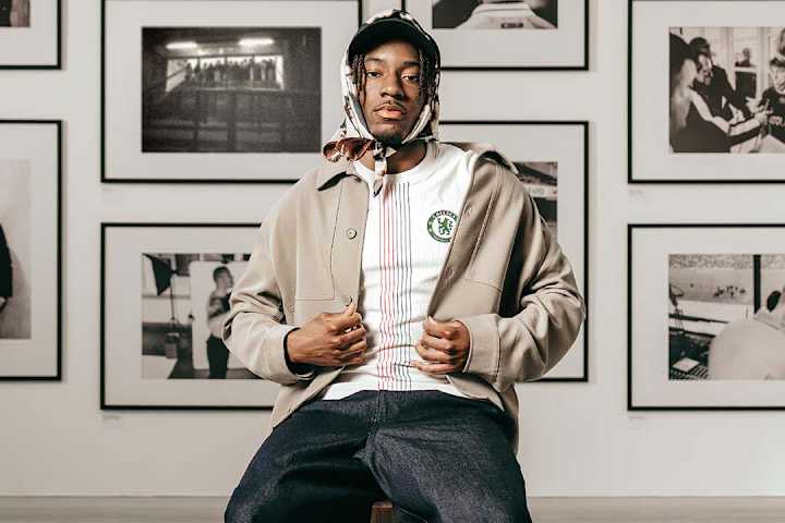 Noni Madueke de Chelsea pose avec le maillot extérieur du club dans une séance photo de mode.