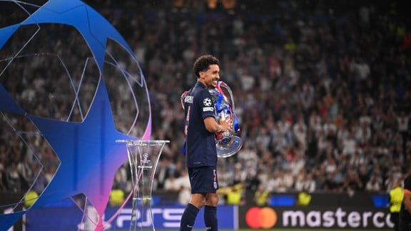 Le PSG célébrant sa victoire en finale de Ligue des champions