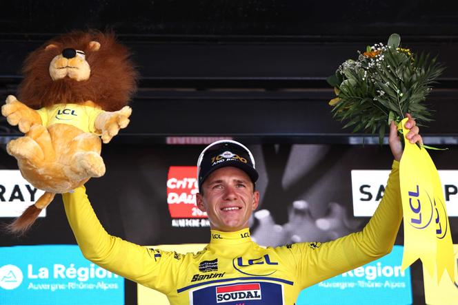 Remco Evenepoel avec le maillot jaune du Critérium du Dauphiné à Saint-Péray, le 11 juin 2025