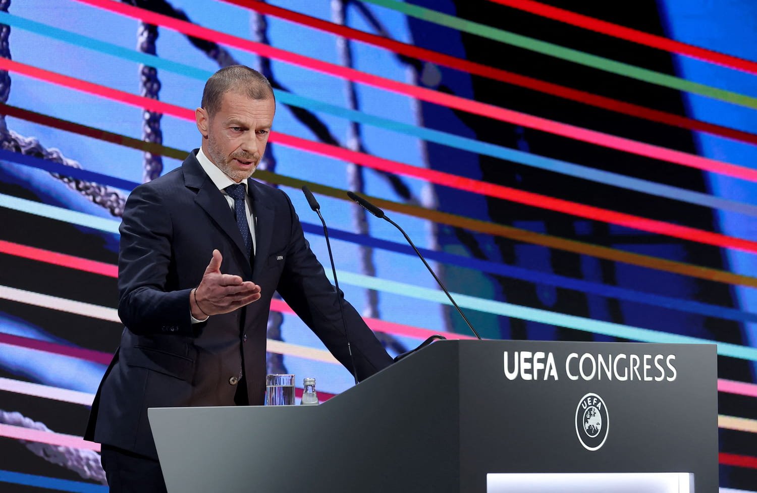 Un match de football avec un gardien contrôlant le ballon