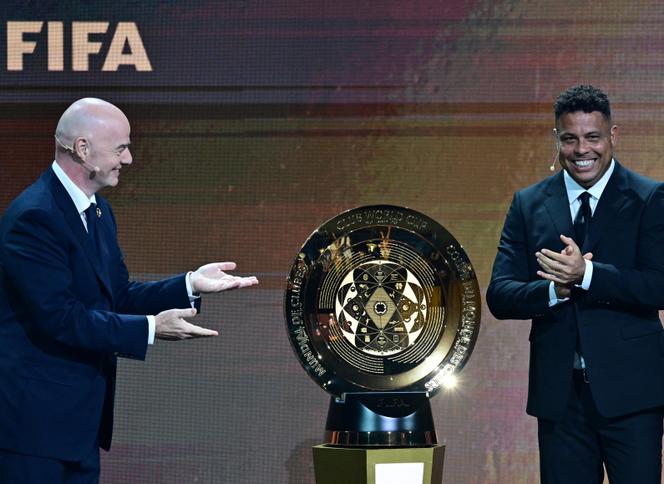 Le président de la FIFA, Gianni Infantino, et l’ancien footballeur brésilien Ronaldo dévoilent le trophée de la Coupe du monde des clubs à Miami, en décembre 2024.