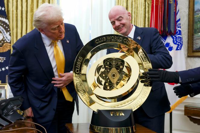 Donald Trump avec le président de la FIFA, Gianni Infantino, devant le trophée de la Coupe du monde des clubs à Washington, le 7 mars 2025