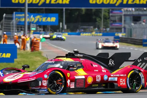 Les voitures en course lors des 24 Heures du Mans 2025