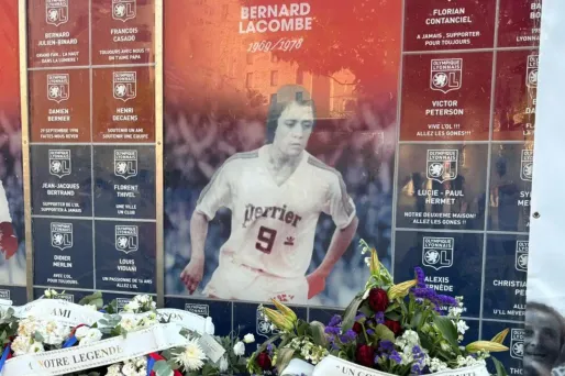 Hommage à Bernard Lacombe devant le Groupama Stadium.