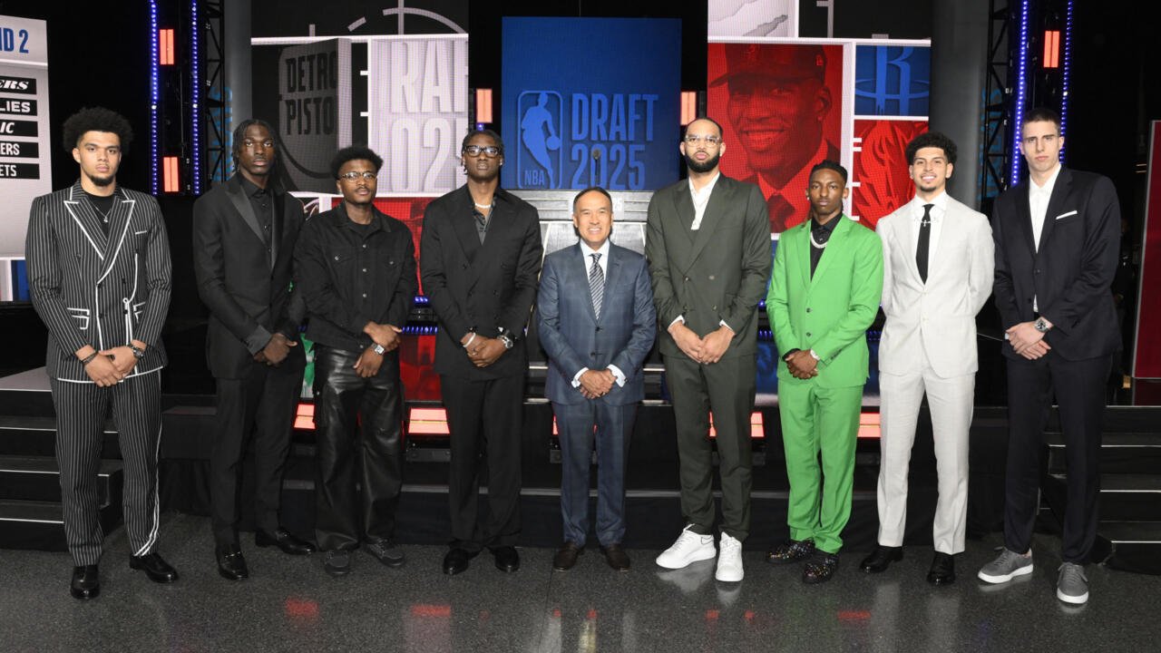 Plusieurs joueurs sélectionnés au second tour de la draft, dont le Français Noah Penda, entourant le vice-président de la NBA, Mark Tatum, le 26 juin 2025.