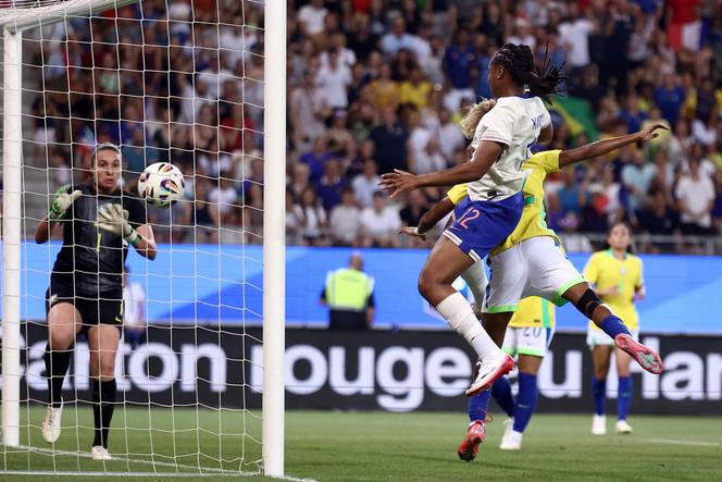 Marie-Antoinette Katoto marque le troisième but des Bleues lors du match amical contre le Brésil, à Grenoble, le 27 juin 2025.