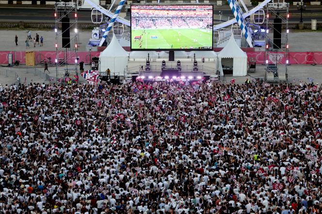 Supporters regardant la finale du Top 14 à Bordeaux en juin 2025