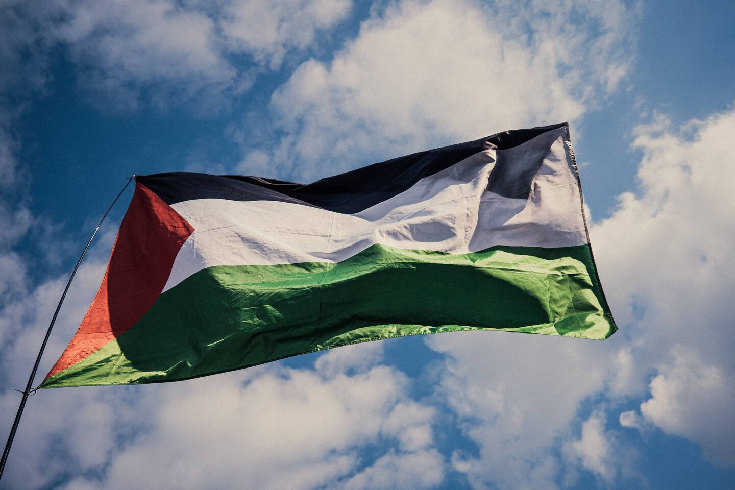 Interdiction du drapeau palestinien à Chalon-sur-Saône : enjeux et réactions