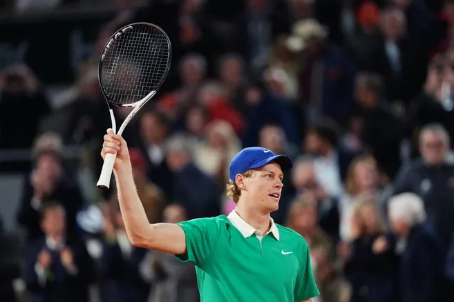 Jannik Sinner bat Djokovic et atteint la finale de Roland-Garros