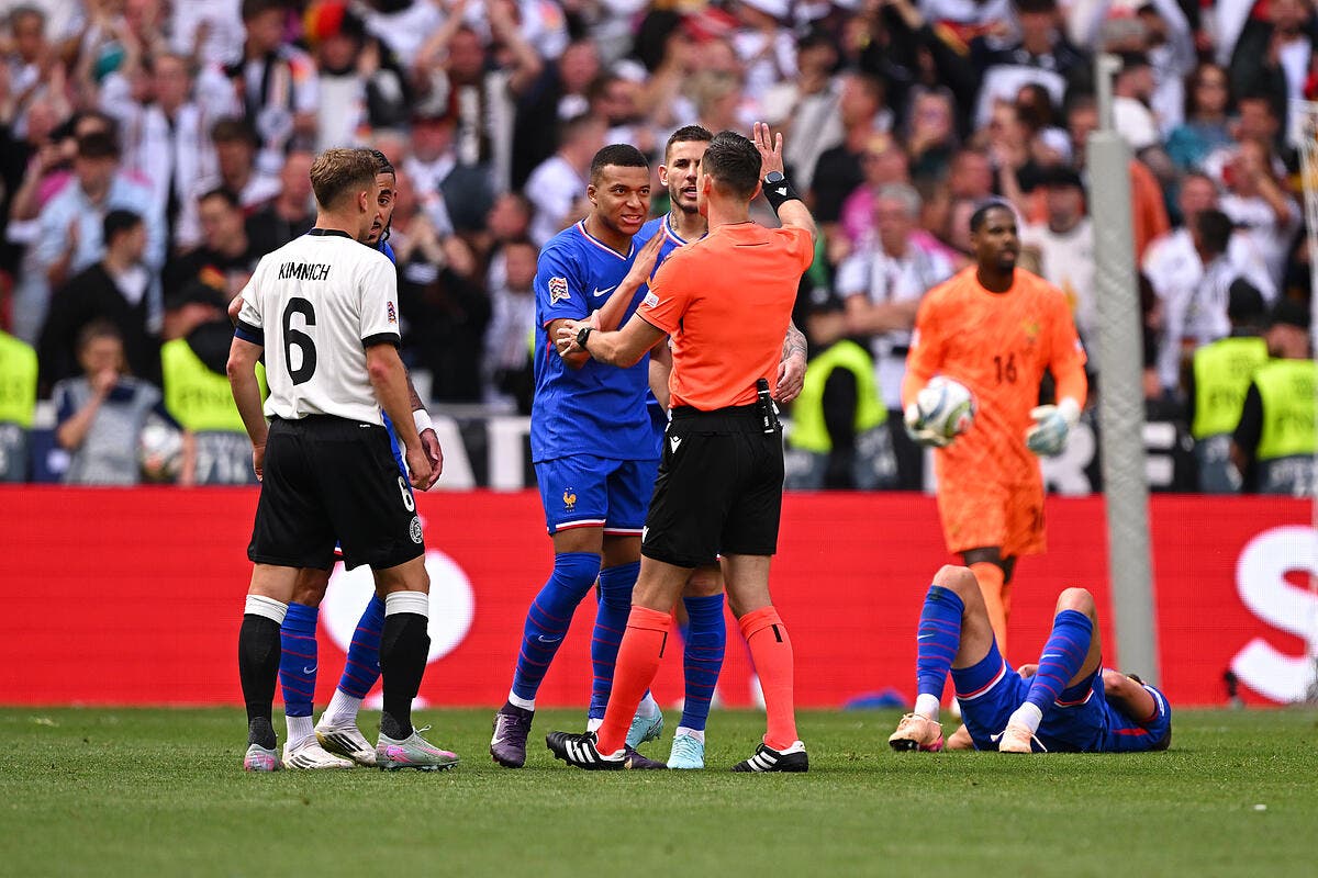 Kylian Mbappé sous pression : critiques et soutien en équipe de France