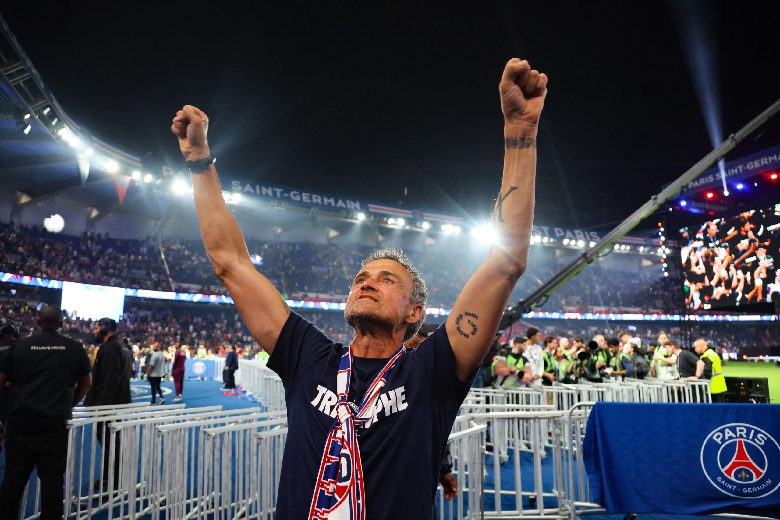 Luis Enrique célèbre sa victoire en chantant le PSG à vélo