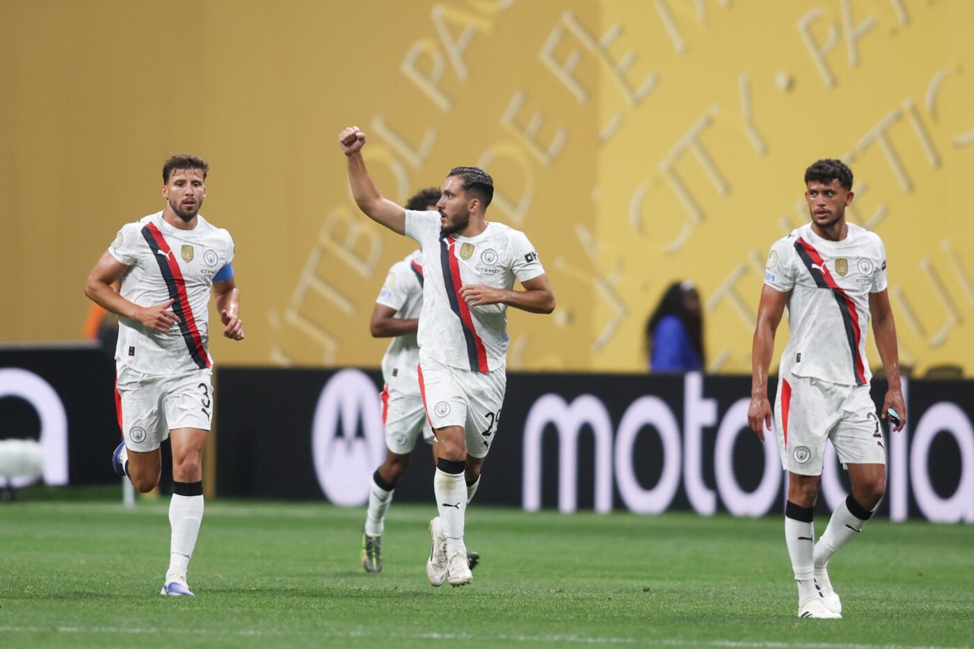 Manchester City dominate Al-Aïn avec Rayan Cherki en vedette