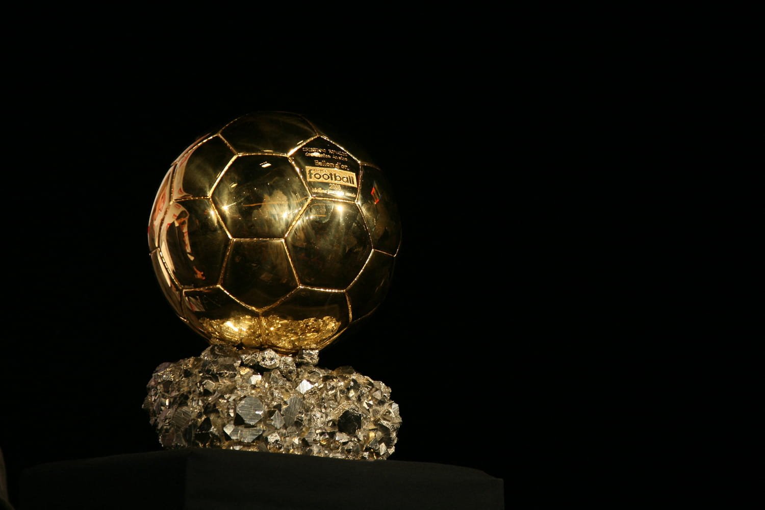 Michael Owen découvre l'importance du Ballon d'Or en recevant le trophée