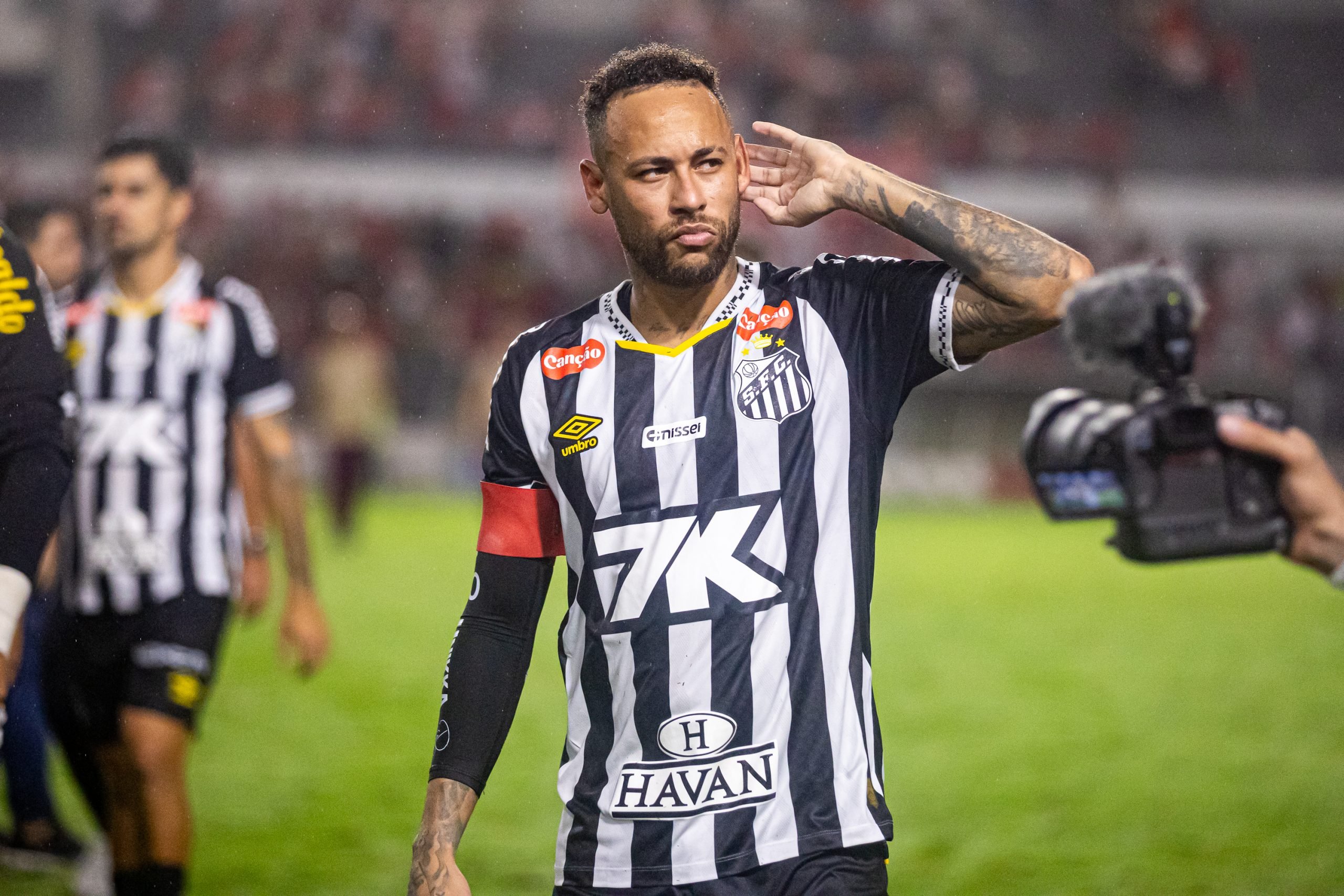 Neymar prolonge à Santos avec pour objectif la Coupe du Monde 2026
