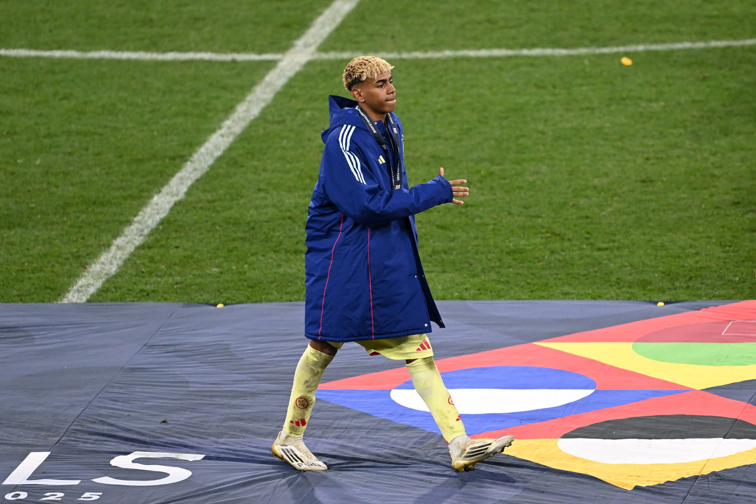 Refus de serrer la main : Yamal face à Ronaldo après la finale de Ligue des nations