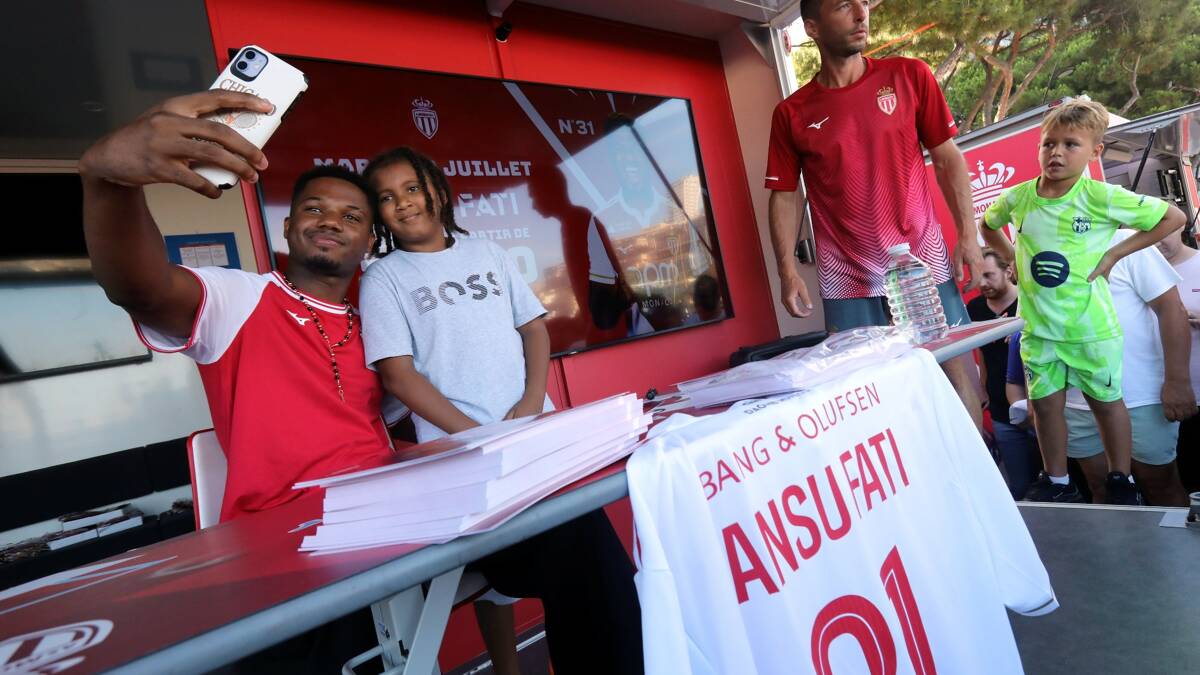 Ansu Fati rejoint l'AS Monaco : rencontre avec les supporters sur le port Hercule