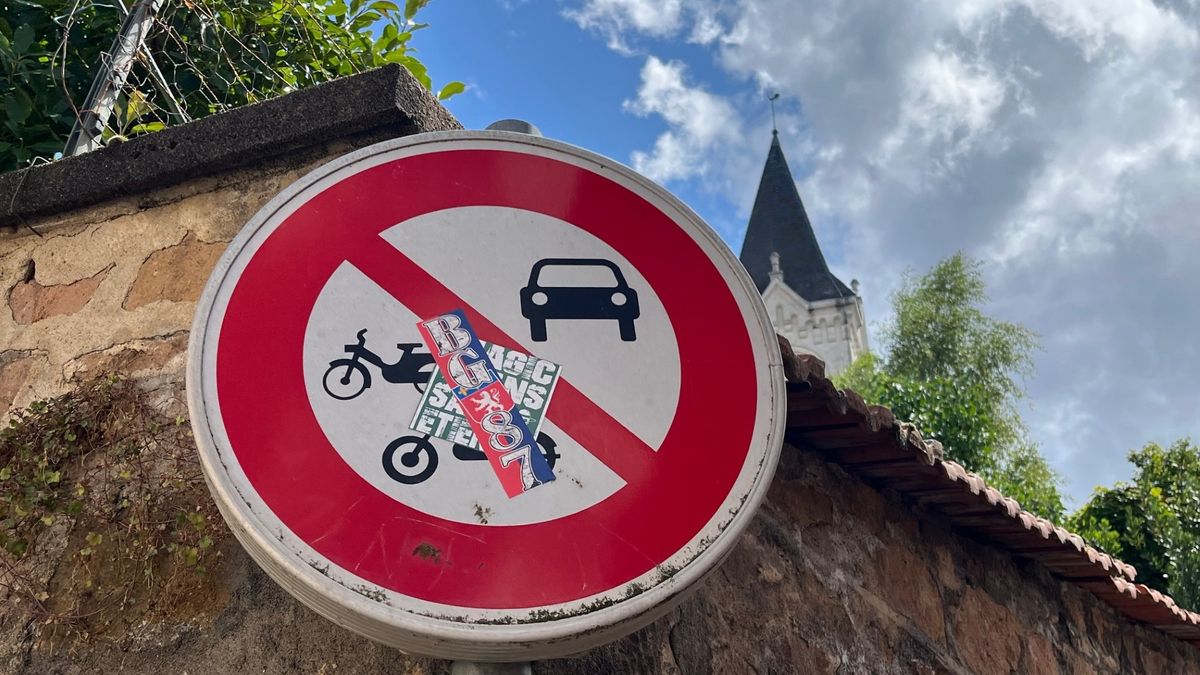 Bataille de stickers entre supporters lyonnais et stéphanois à Thizy-les-Bourgs