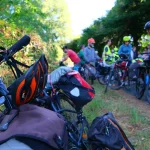 Cyclistes écologistes en route pour l'Alter Tour 2025 en France