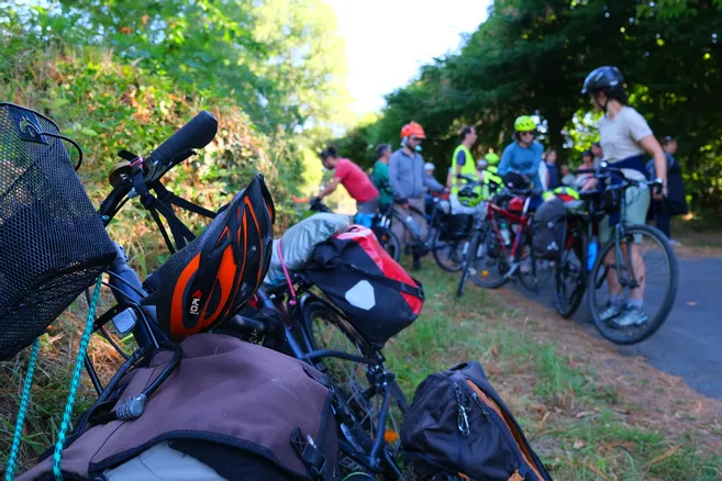 Cyclistes écologistes en route pour l'Alter Tour 2025 en France