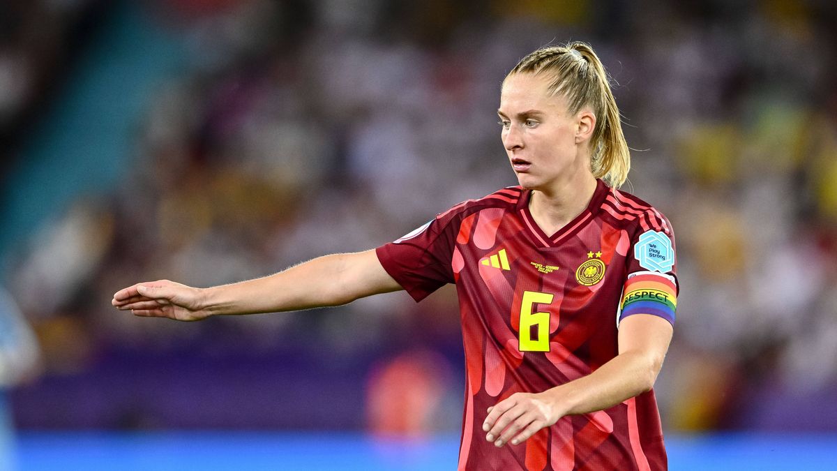 Euro 2025 : Janina Minge, capitaine allemande, jongle entre football et police