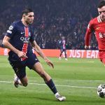 Hakimi félicite l'équipe après la victoire du PSG contre le Bayern