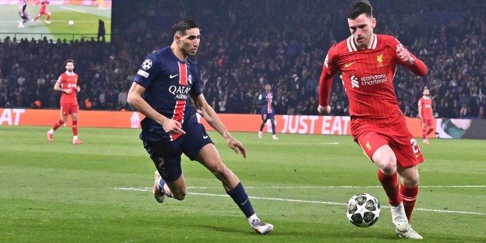 Hakimi félicite l'équipe après la victoire du PSG contre le Bayern