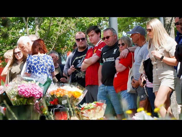 Supporters de Liverpool rendent hommage à Diogo Jota à Anfield après sa tragique disparition 💔