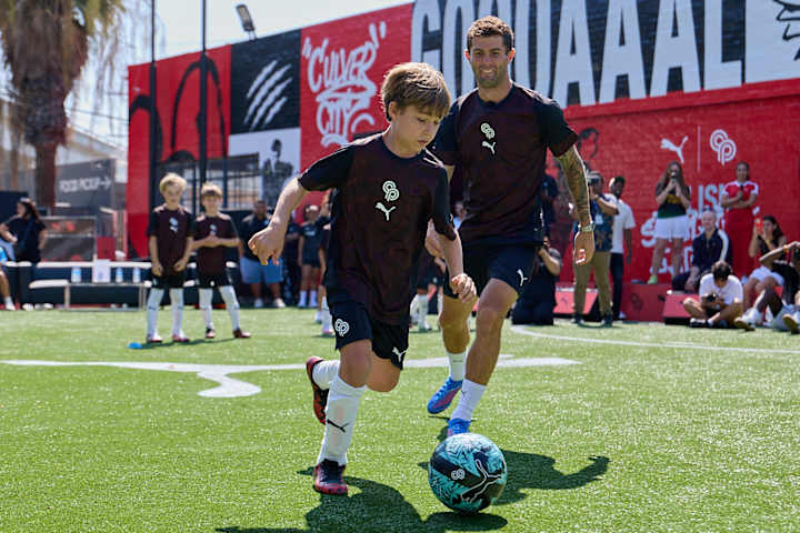 Christian Pulisic lors du lancement de son centre 'Stomping Grounds'