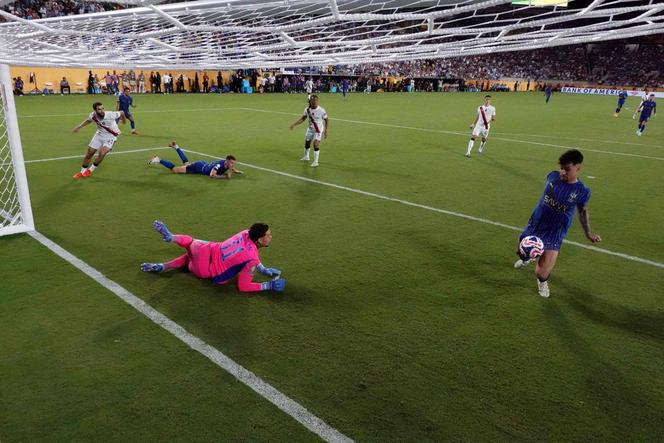 Le buteur d’Al-Hilal Marcos Leonardo célèbre après avoir marqué le but de la victoire contre Manchester City.