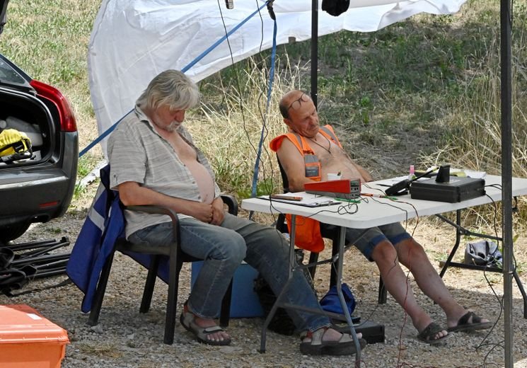 Eric Camilli célébrant sa victoire au rallye du Rouergue