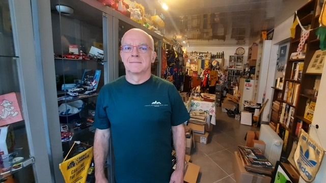 Objets liés au Tour de France dans la collection d'Éric Caron à Douai