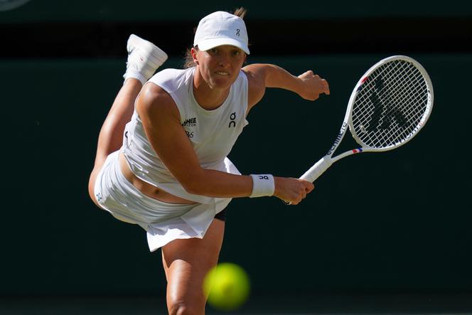 Iga Swiatek au service lors de la finale de Wimbledon face à Amanda Anisimova, le samedi 12 juillet 2025.