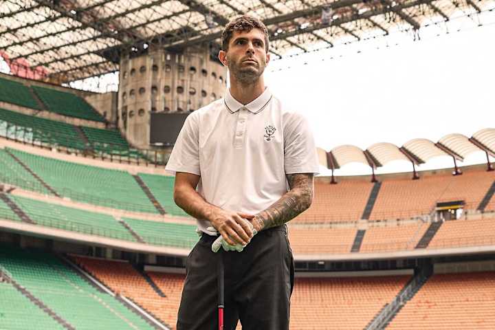 Christian Pulisic est le visage de la nouvelle collection golf d'AC Milan.