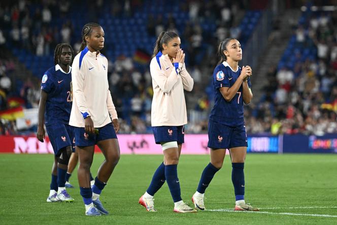 Les Bleues réagissent après leur élimination en quart de finale de l’Euro 2025 à Bâle.