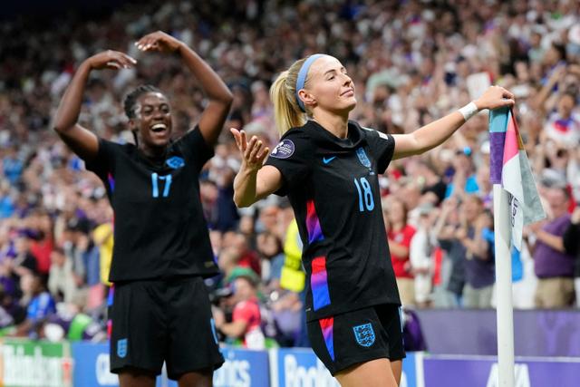 Chloe Kelly célèbre le penalty lors de la demi-finale de l’Euro 2025 contre l’Italie.
