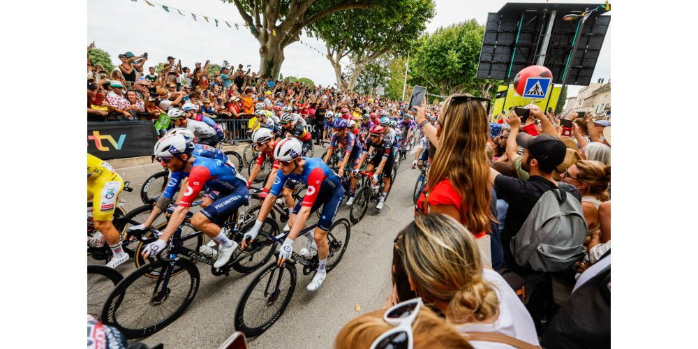 Départ fictif du Tour de France à Bollène, capté par la foule