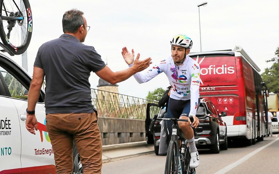Jordan Jégat (à droite), félicité par son directeur sportif Lylian Lebreton