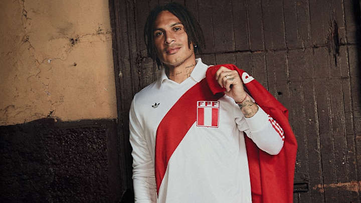 Paolo Guerrero portant le maillot péruvien réédité de 1978
