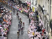 Quinn Simmons demande sa compagne en mariage sur les Champs-Elysées