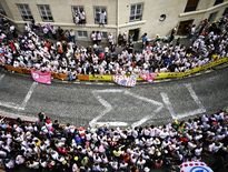 Le passage du peloton à Montmartre a été un succès populaire.